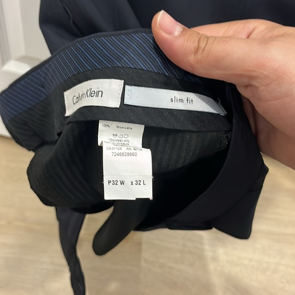 Calvin klein. Full suit dark blue with subtle stripes. Pants 32, 32 and suit 38r - Picture 3 of 5